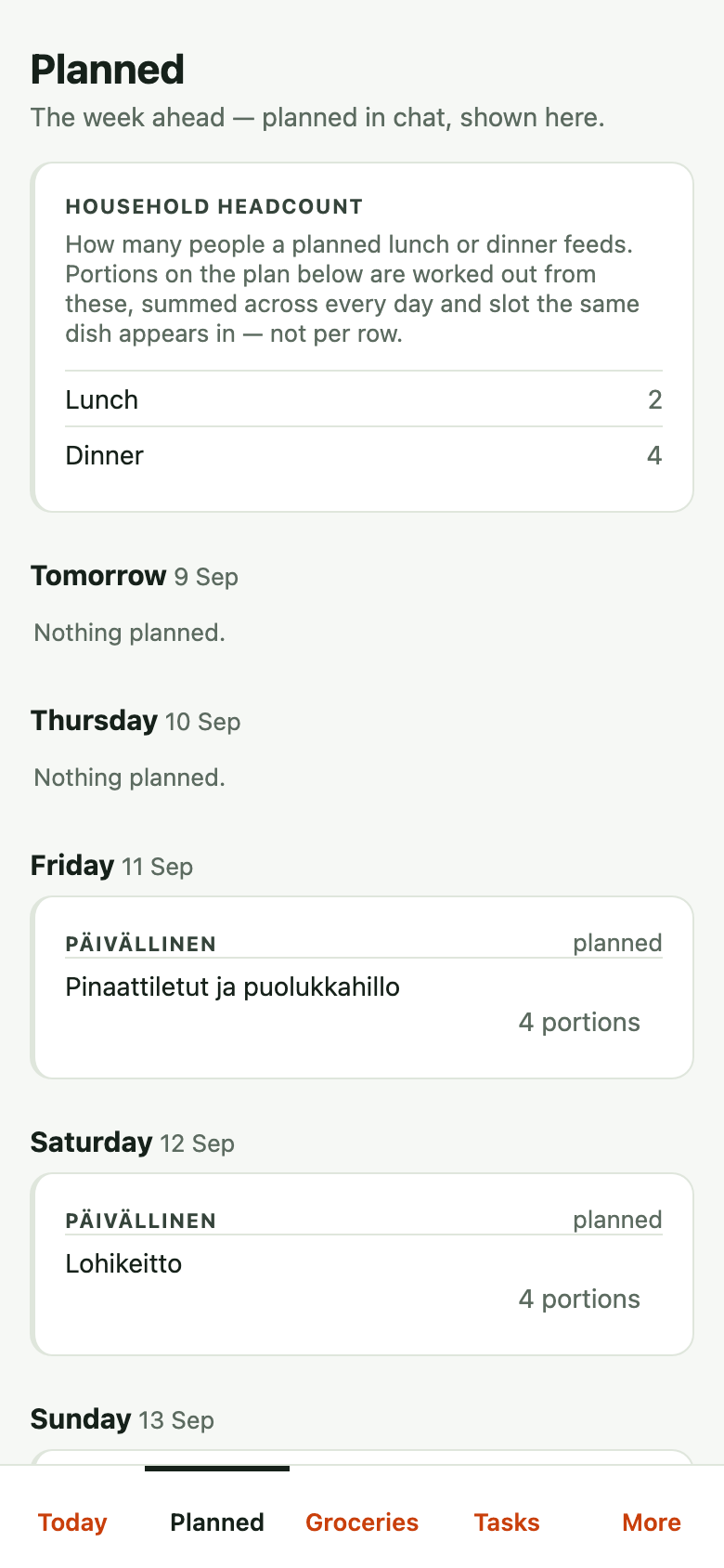 The /planned page on a phone, Wednesday to Sunday: nothing on Wednesday or Thursday, Pinaattiletut on Friday, Lohikeitto on Saturday, each for 4 portions